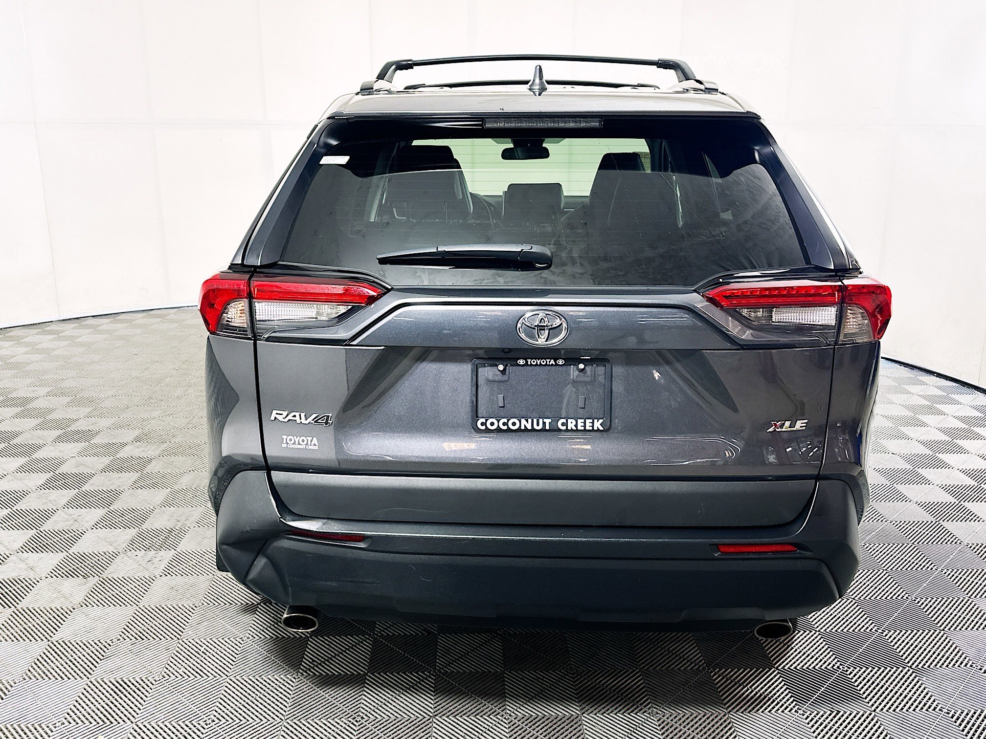 Used 2024 Magnetic Gray Metallic Toyota XLE Premium image 4