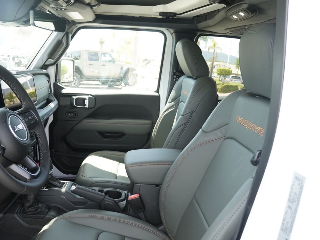 New 2026 Bright White Clear-Coat Exterior Paint Jeep Mojave image 18