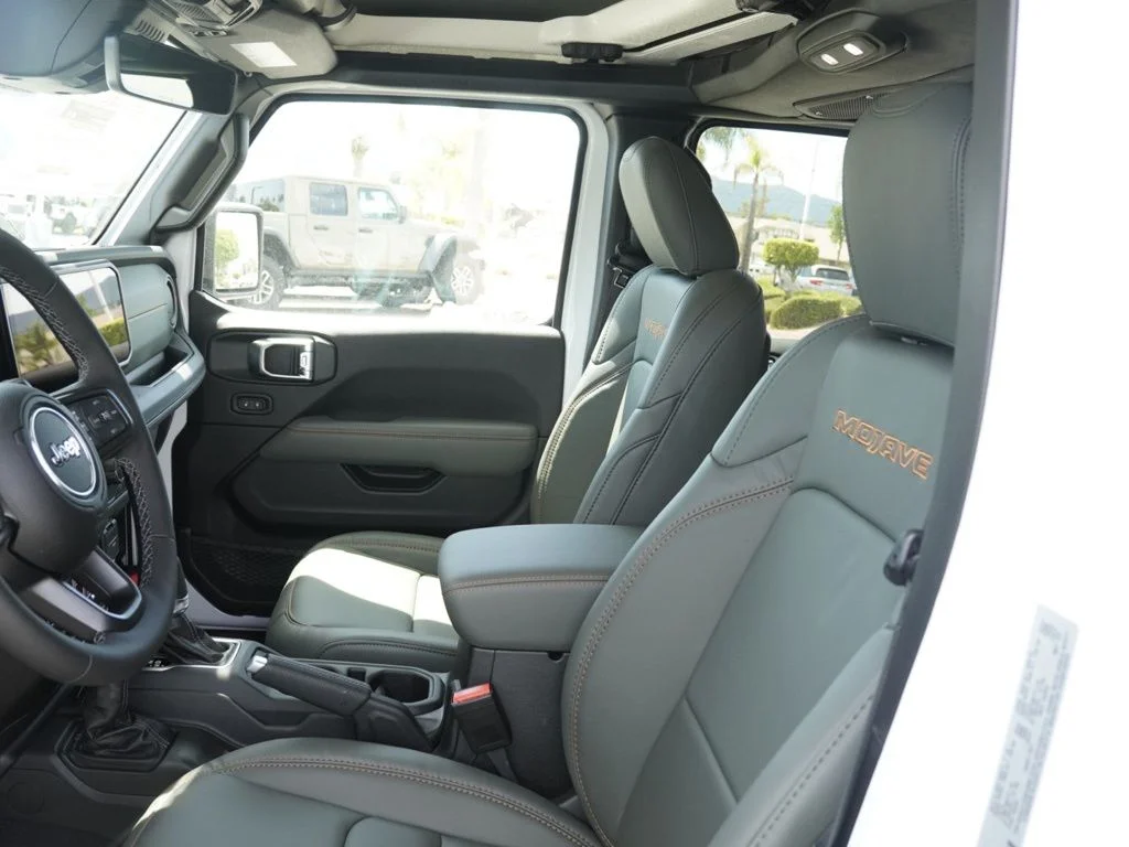 New 2026 Bright White Clear-Coat Exterior Paint Jeep Mojave image 18