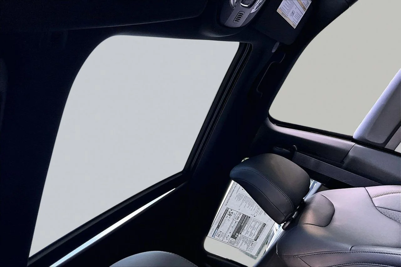 New 2026 Diamond Black Crystal Pearlcoat Jeep Latitude image 13