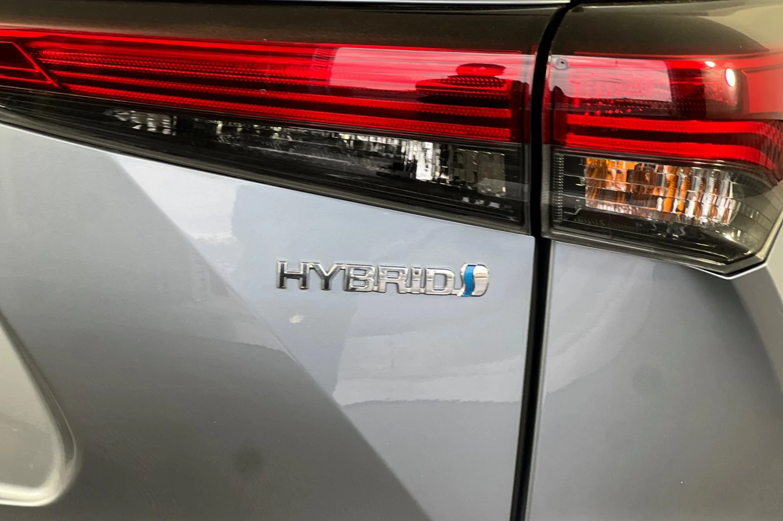 Used 2022 Moon Dust Toyota Hybrid XLE image 33