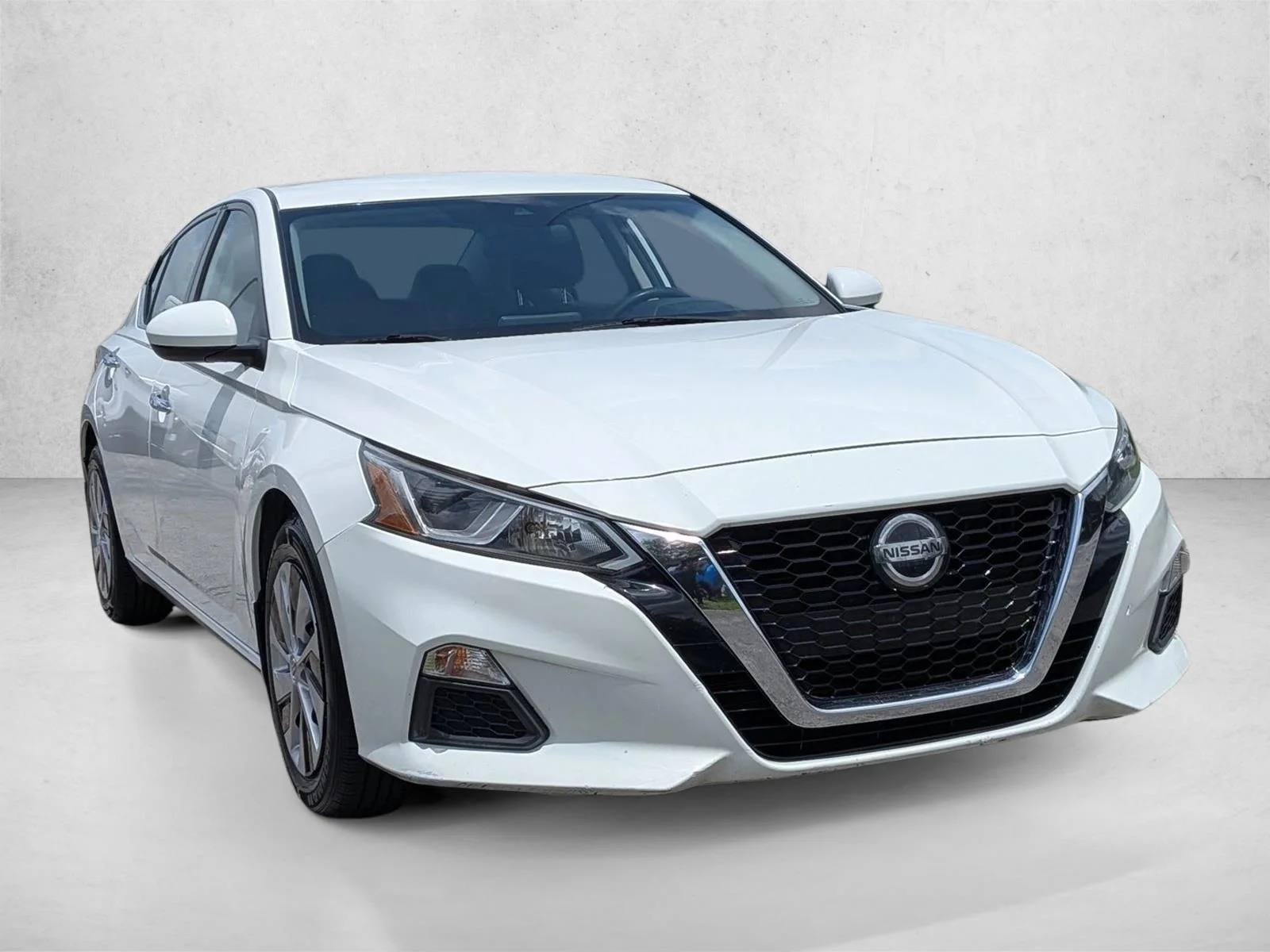 Used 2020 Glacier White Nissan 2.5 S image 3