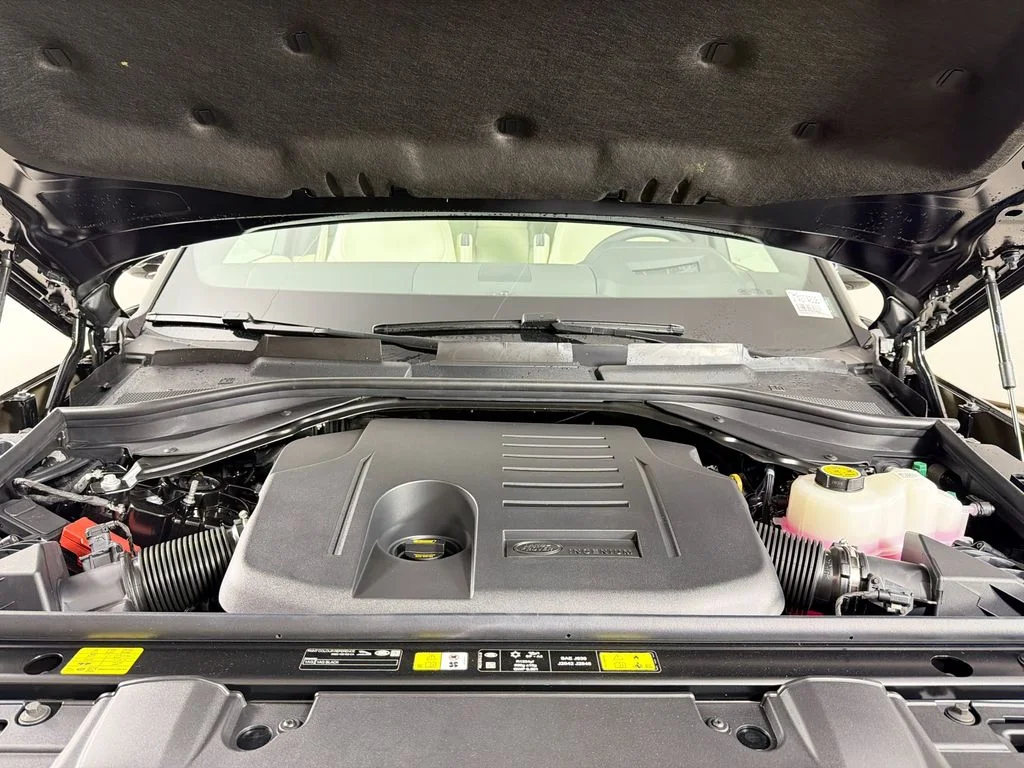 New 2026 Santorini Black Land Rover SE image 32