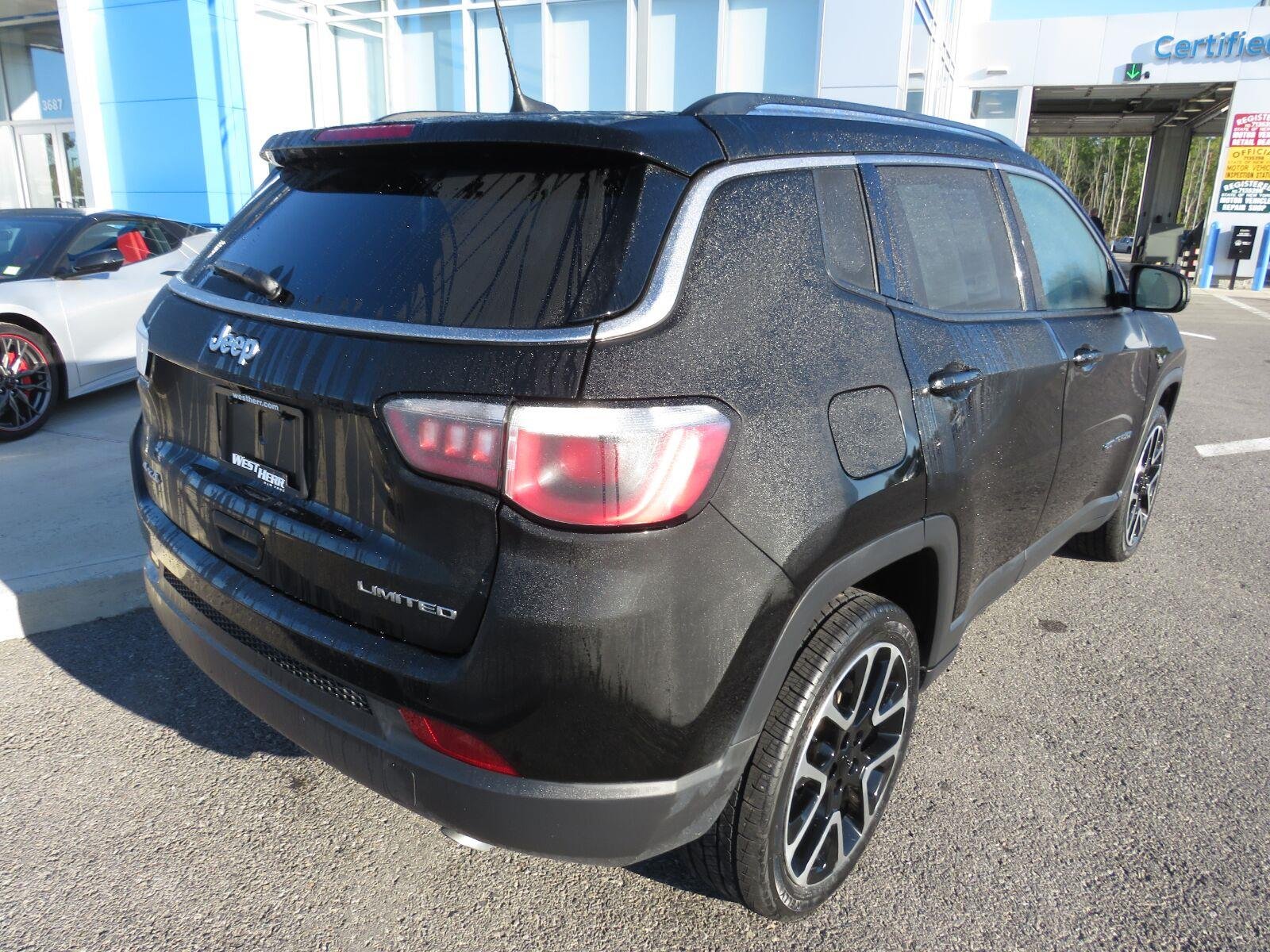 Used 2019 Diamond Black Crystal Pearlcoat Jeep Limited image 6