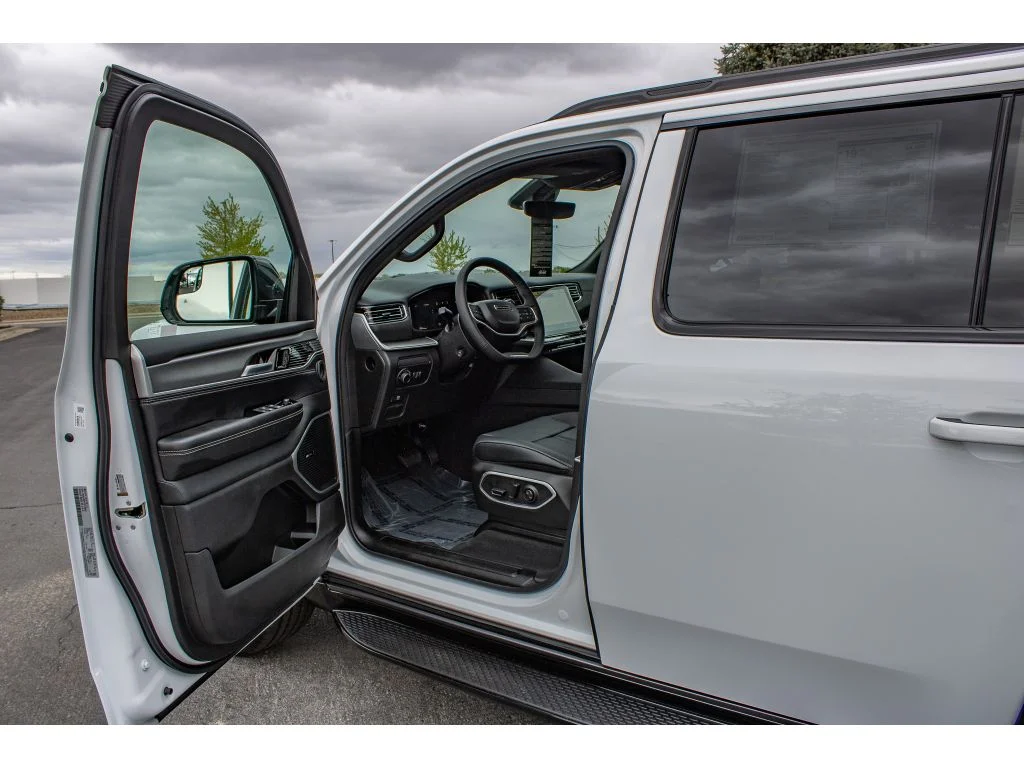 New 2026 Bright White Clear-Coat Exterior Paint Jeep Limited Altitude image 29