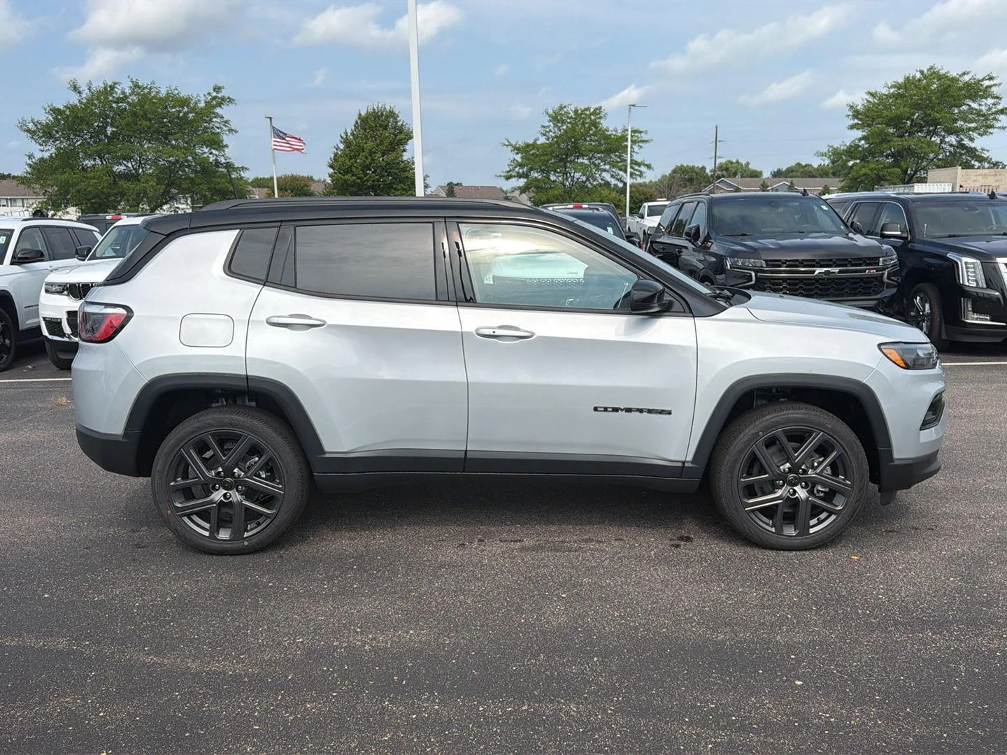New 2026 Silver Zynith Metallic Clear-Coat Exterior Paint Jeep Limited Altitude image 8