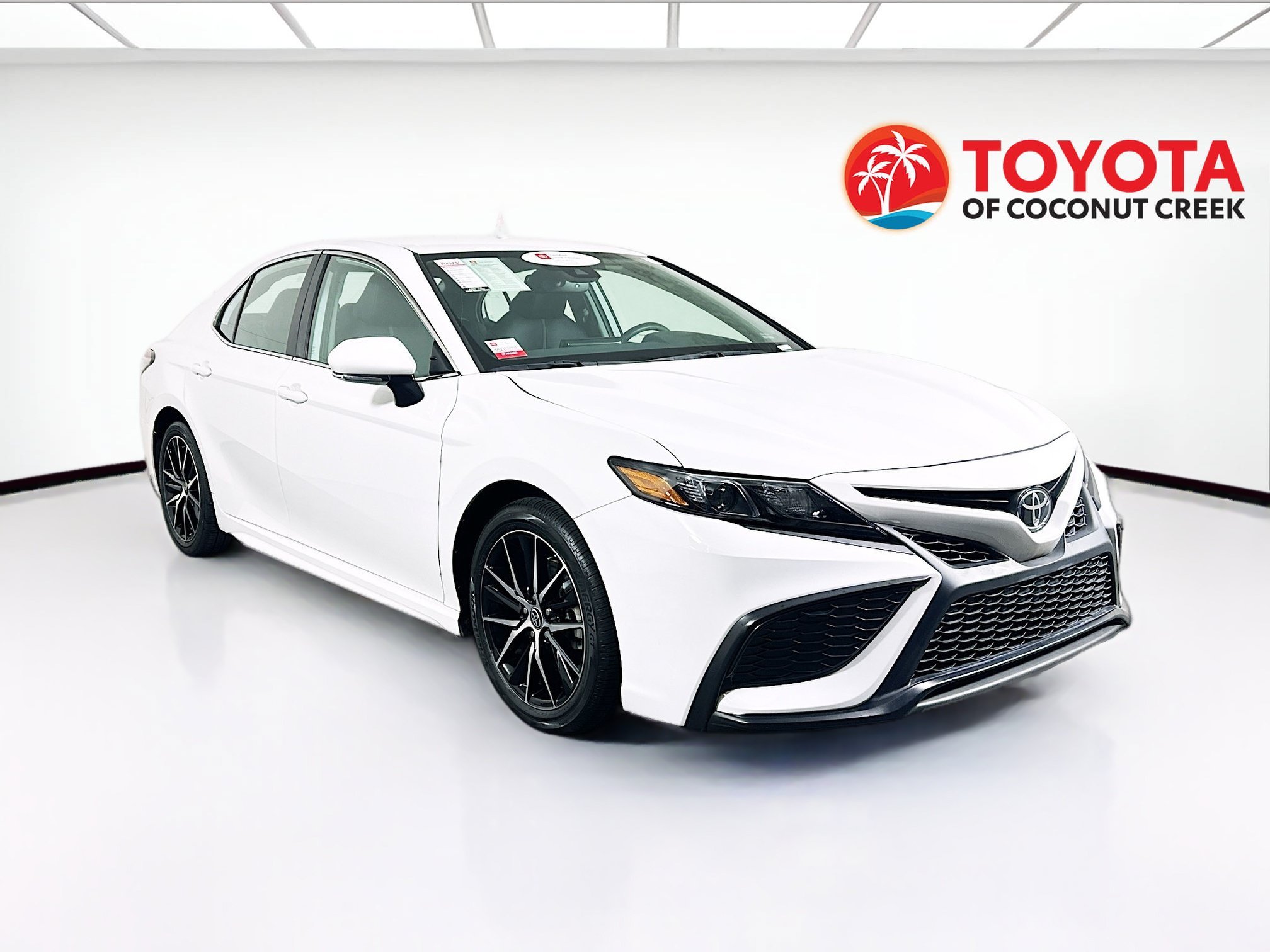 Used 2024 Ice Toyota SE image 1