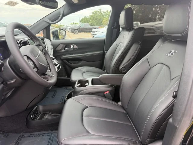 New 2026 Diamond Black Crystal Pearl-Coat Exterior Paint Chrysler Select image 12