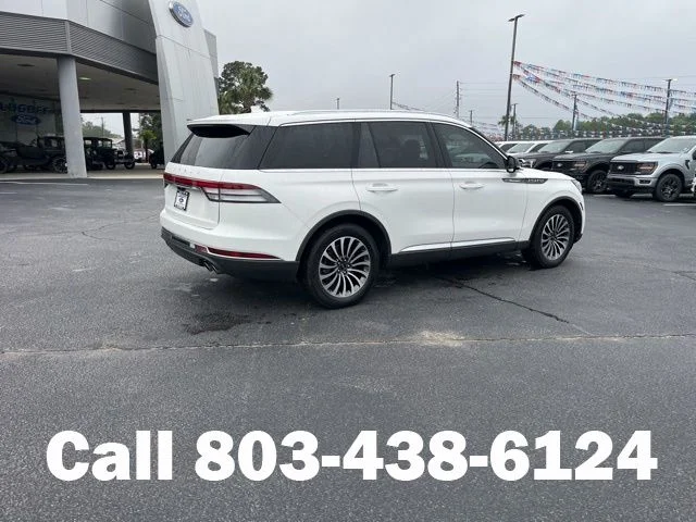 Used 2023 White Metallic Lincoln Standard image 3