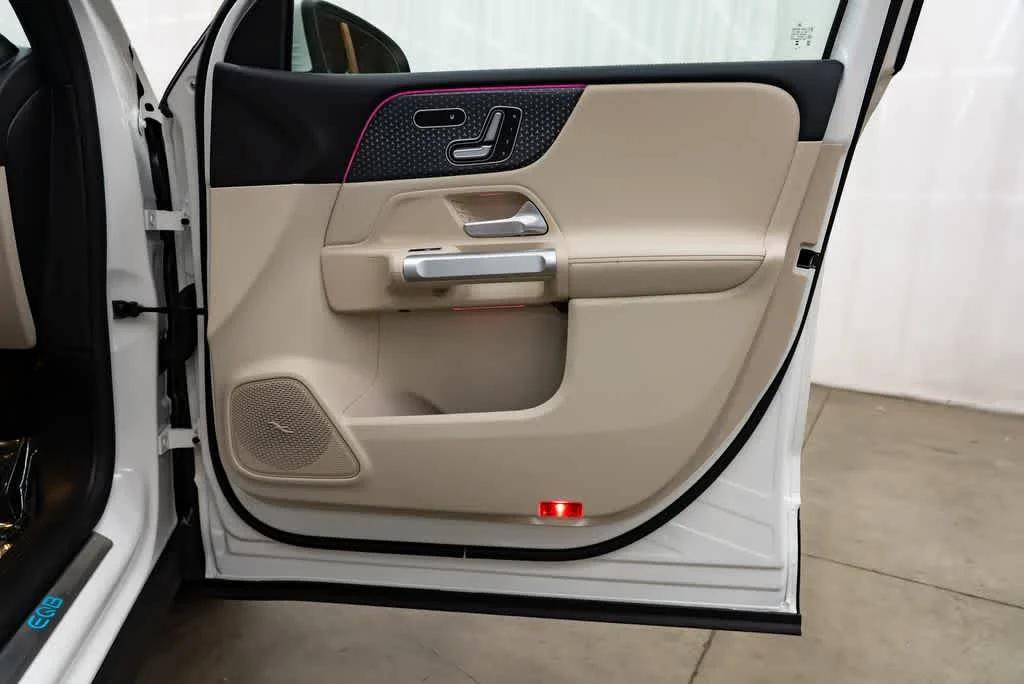 Used 2024 Polar White Mercedes-Benz EQB 300 image 28