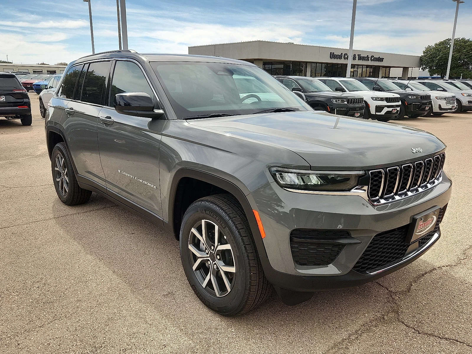 New 2027 Sting-Gray Clear-Coat Paint Jeep LAREDO X 4X4 image 6