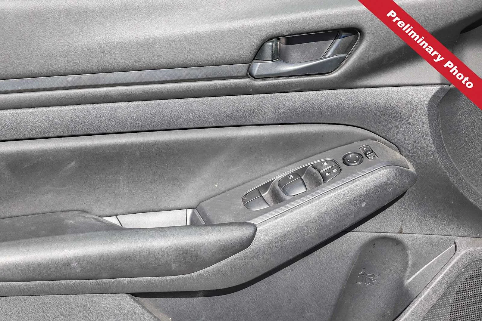 Used 2025 Glacier White Nissan S image 14