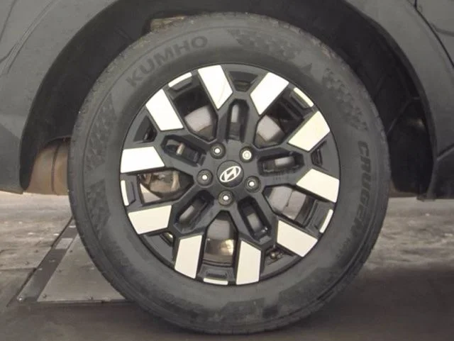 Used 2025 Black Hyundai SEL image 19