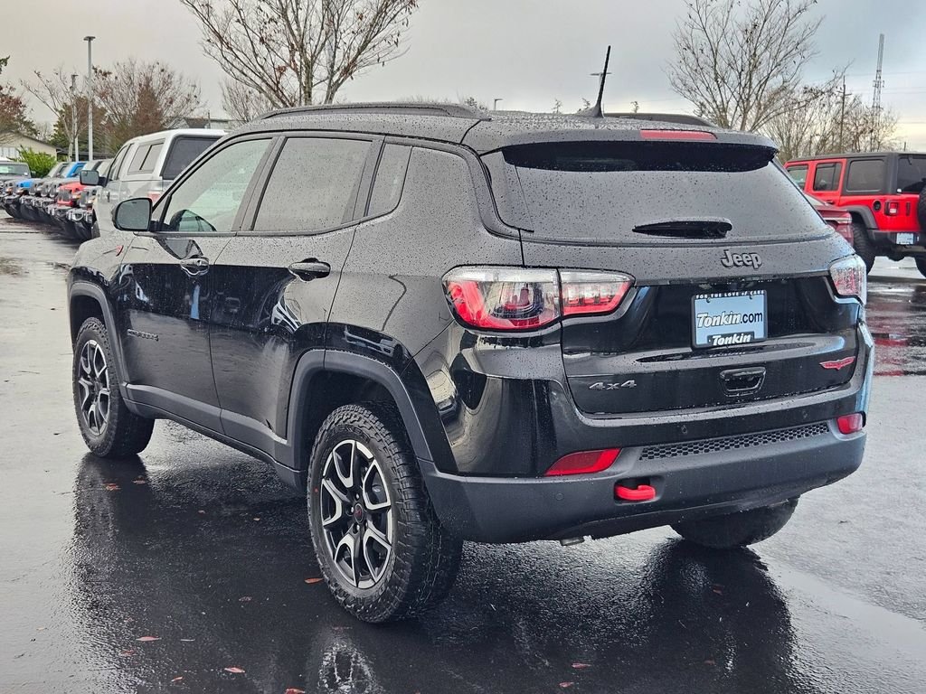 Used 2026 Diamond Black Crystal Pearlcoat Jeep Trailhawk image 3