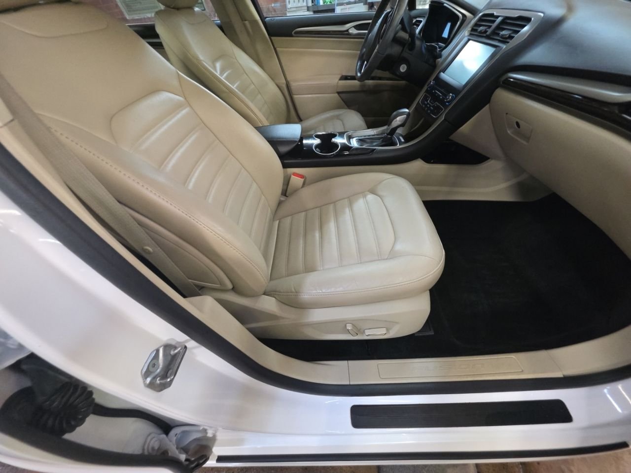 Used 2016 White Ford SE image 17