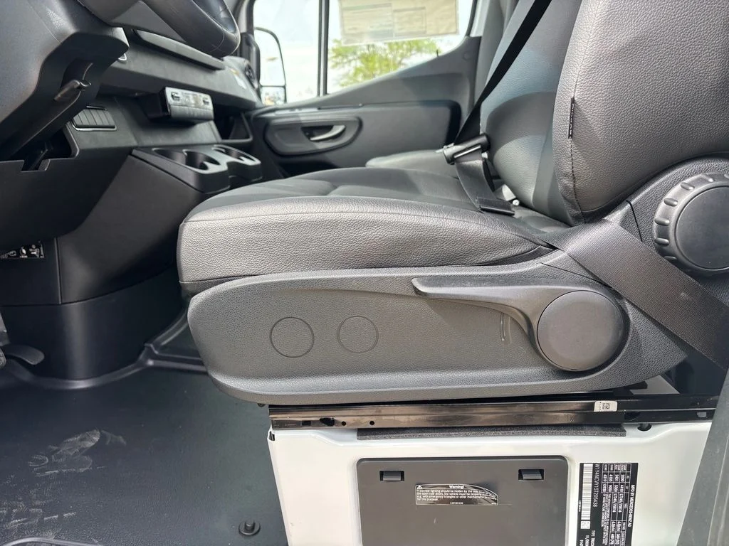 Used 2025  Mercedes-Benz Cargo 170 WB image 20