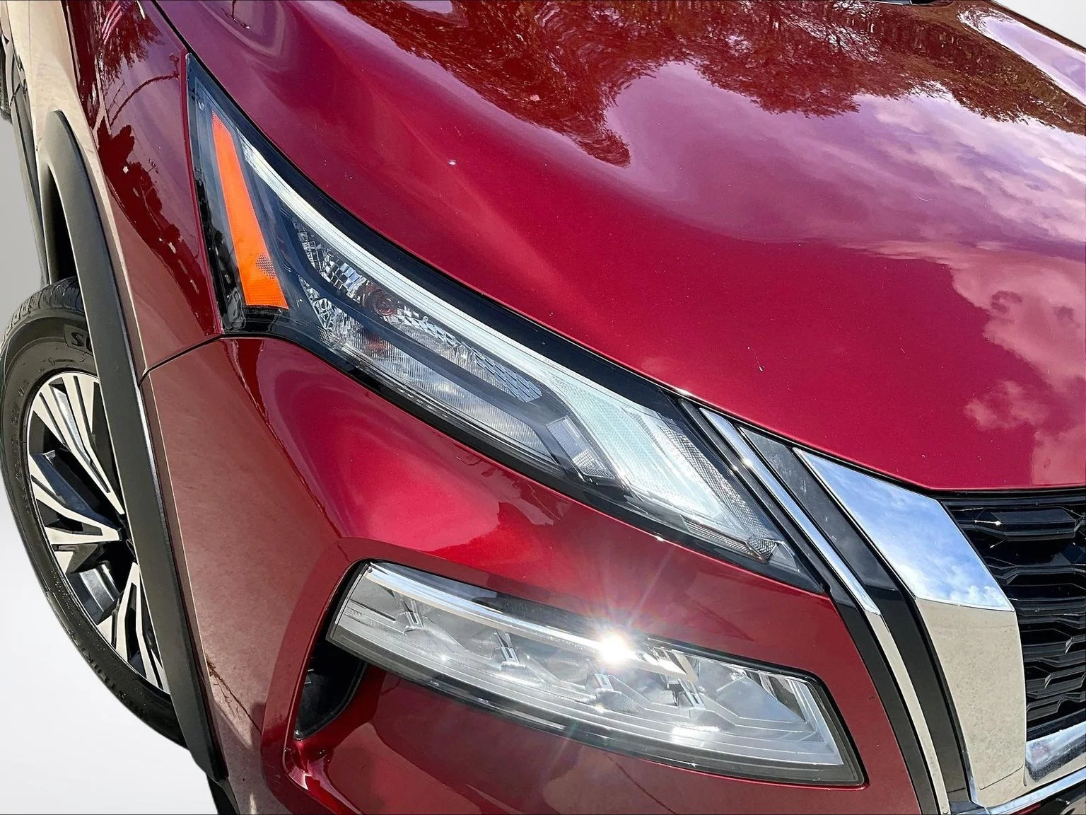 Used 2023 Red Nissan SV image 28