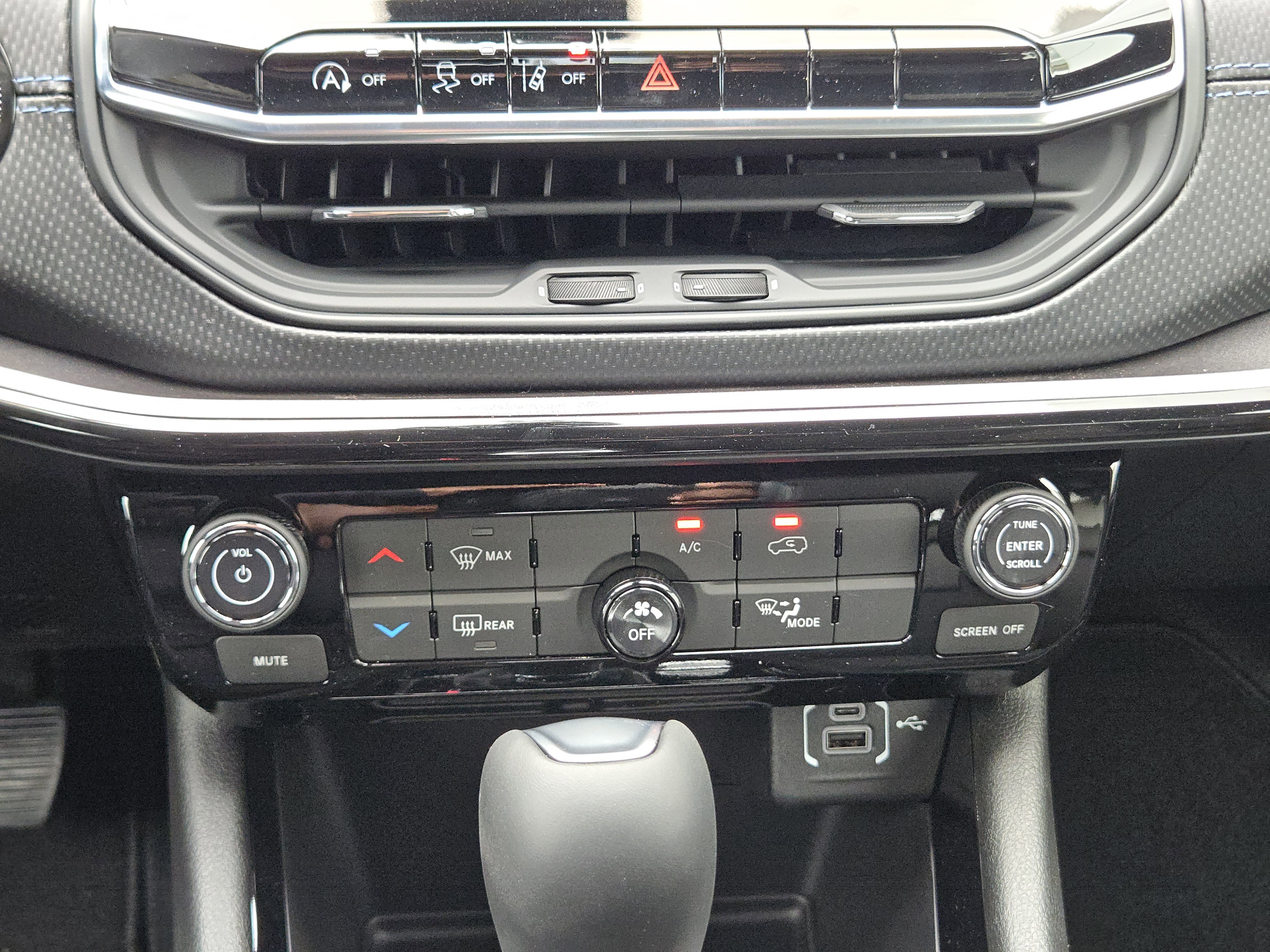New 2026 Red Hot Pearl-Coat Exterior Paint Jeep Latitude image 15