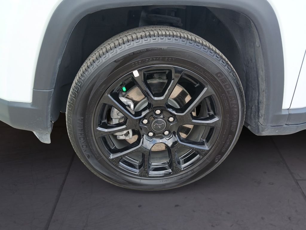 Used 2026 White Jeep Latitude image 9