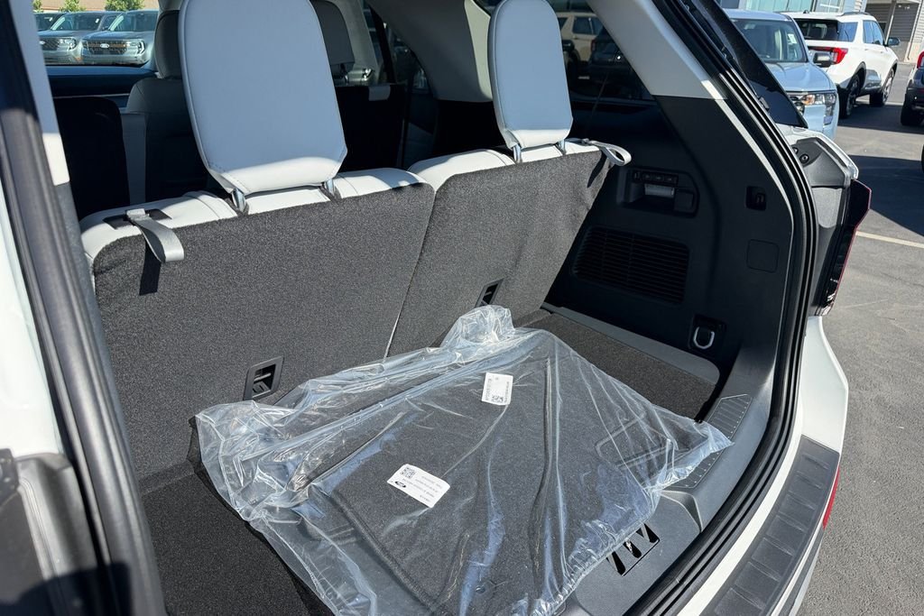 New 2026 Star White Metallic Tri-Coat Ford Platinum™ image 25