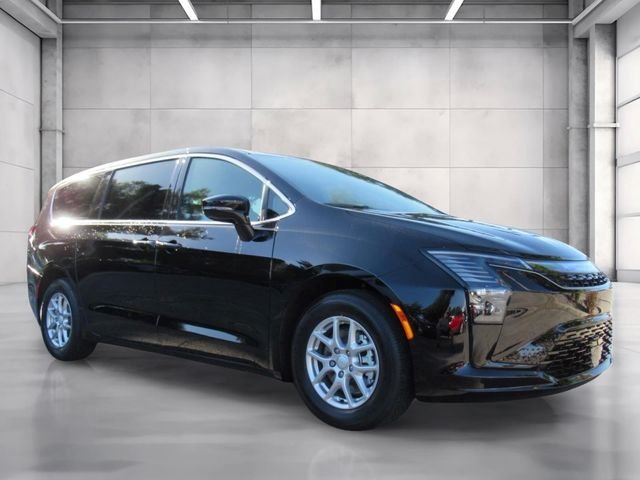 2027 Chrysler Pacifica Select's photo