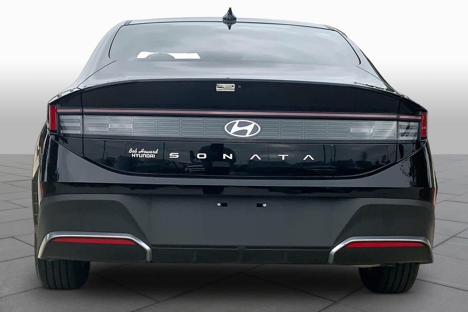 Used 2025 Abyss Black Hyundai SE image 5