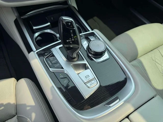 Used 2019 White BMW 750i xDrive image 37