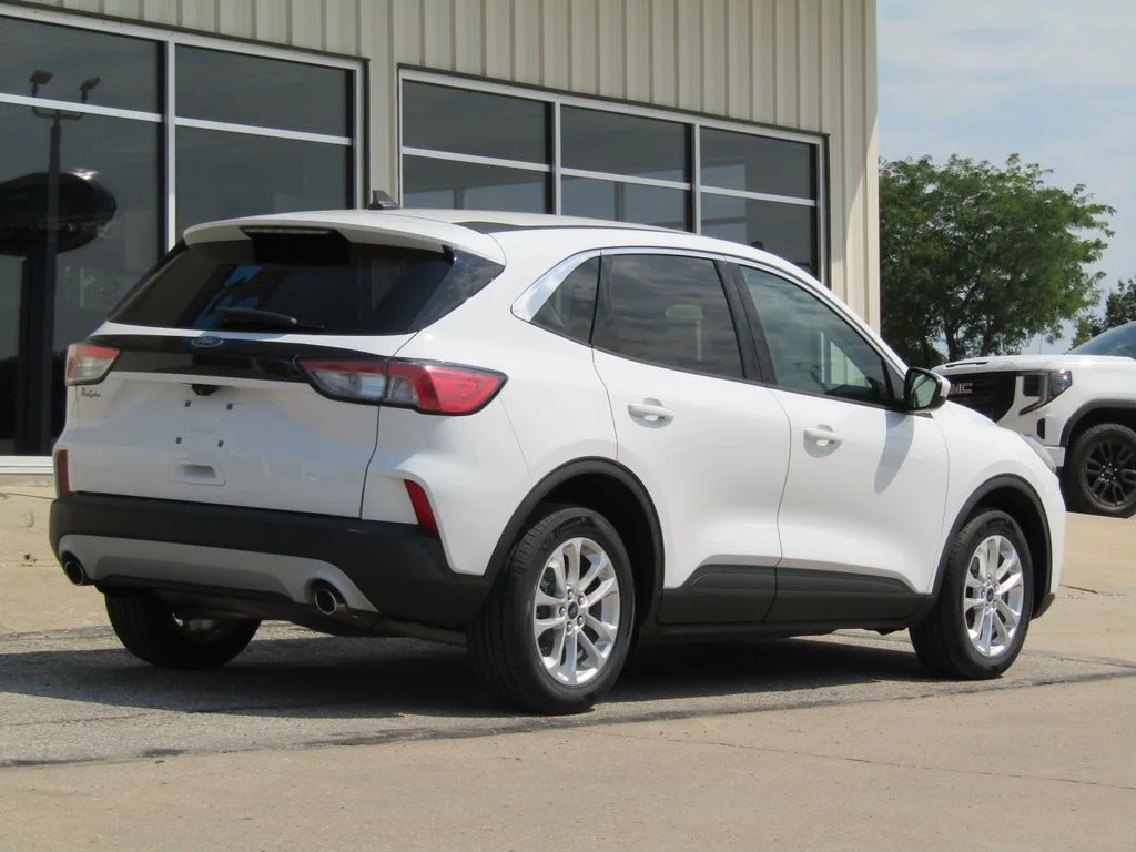Used 2021 White Ford SE image 3