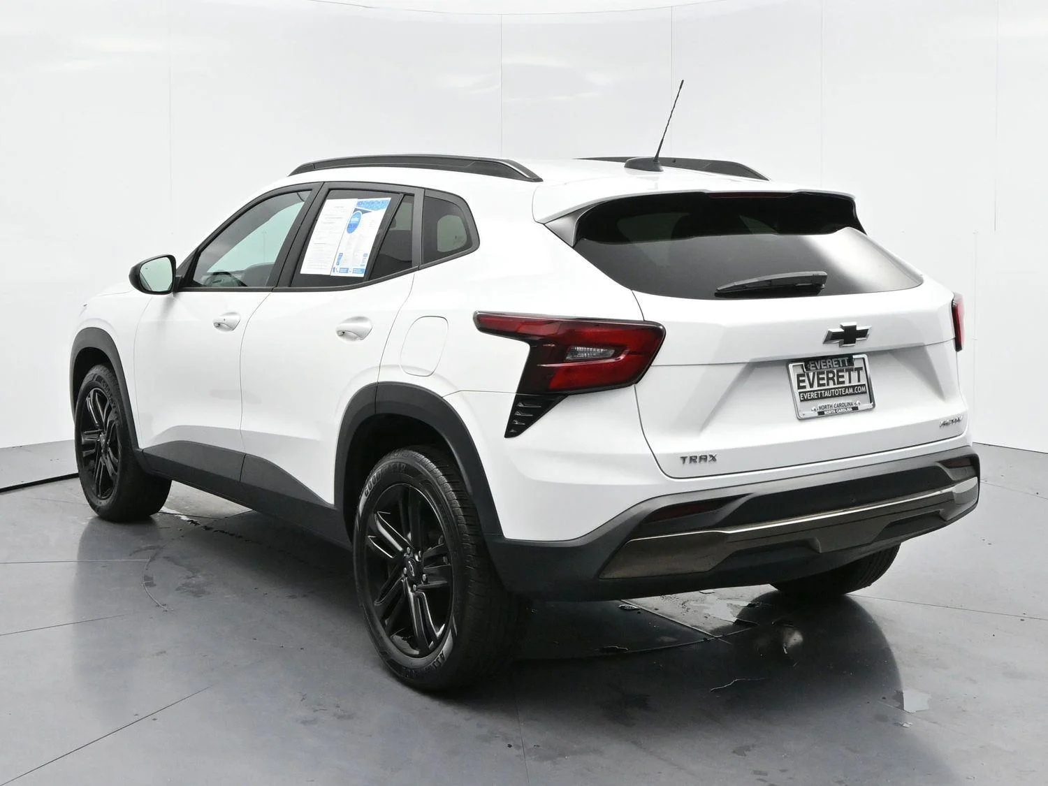 Used 2025 Summit White Chevrolet ACTIV image 5