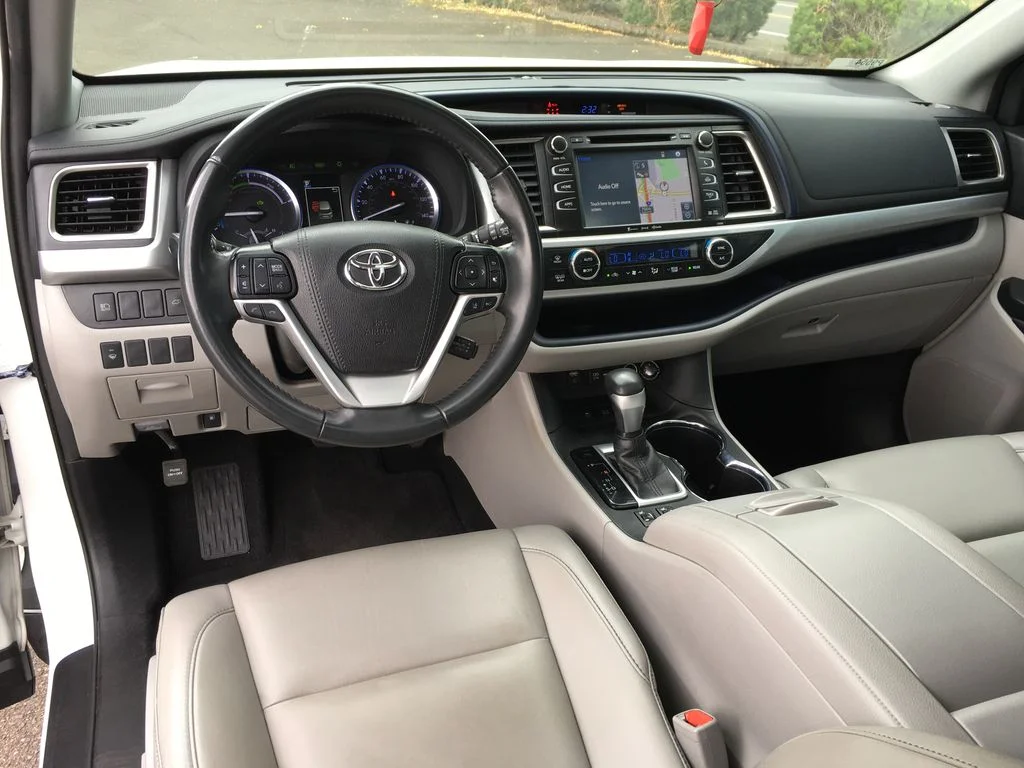 Used 2019 White Toyota XLE image 25