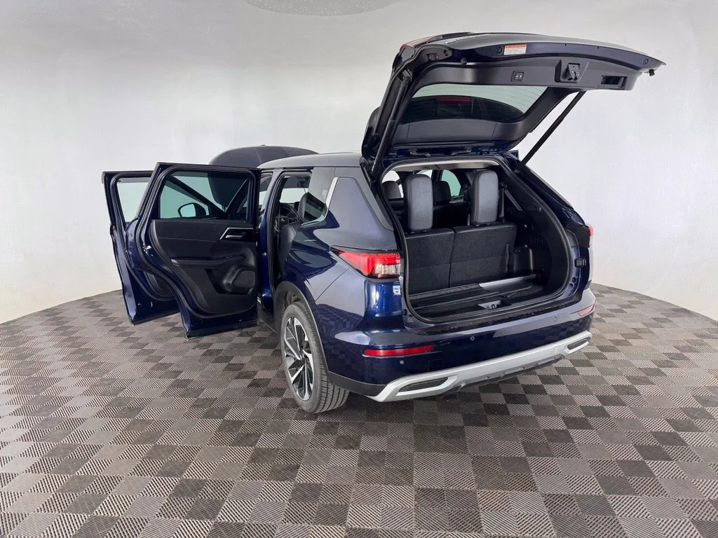 Used 2023 Blue Mitsubishi SE image 15