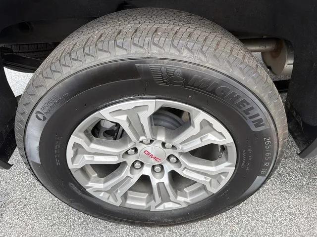 Used 2025 Summit White GMC SLE image 17
