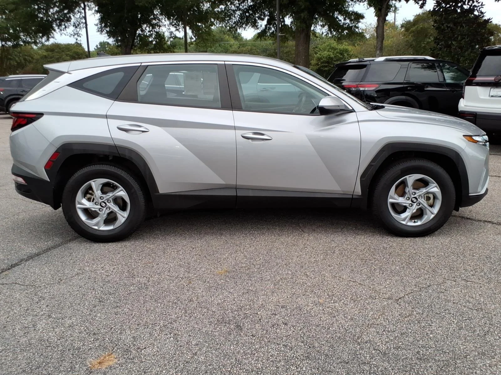 Used 2022 Shimmering Silver Hyundai SE image 6