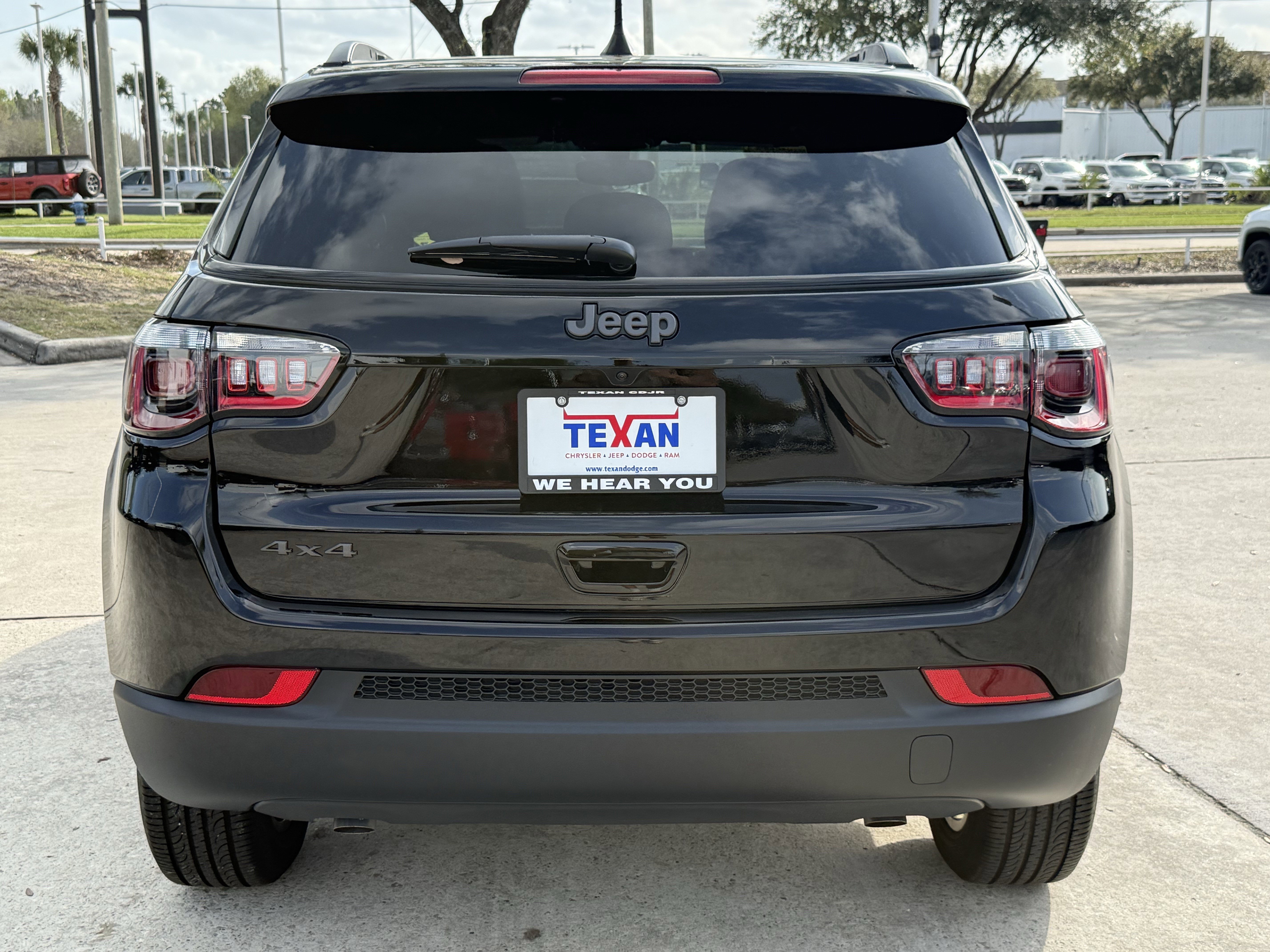 New 2026 Diamond Black Crystal Pearlcoat Jeep Latitude Altitude image 5