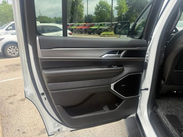 New 2026 Bright White Clear-Coat Exterior Paint Jeep  image 23