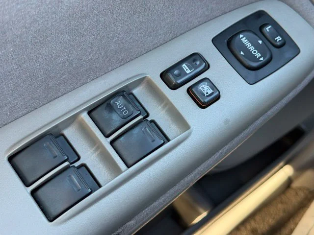 Used 2004 Silver Toyota LE image 17