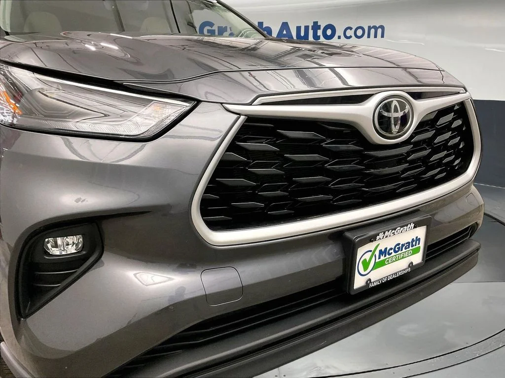 Used 2022 Gray Toyota XLE image 33