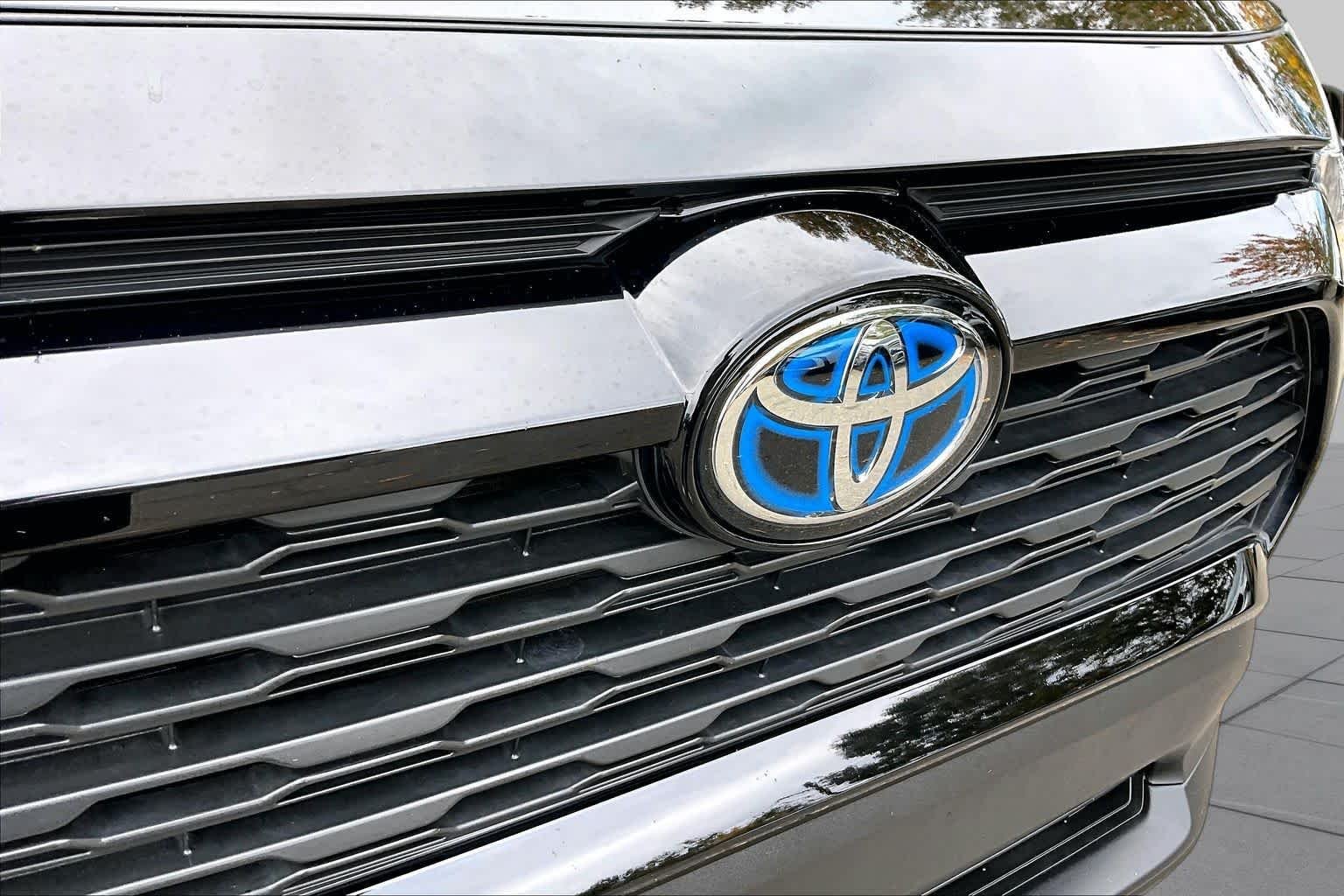 Used 2024 Midnight Black Metallic Toyota Hybrid XLE Premium image 29
