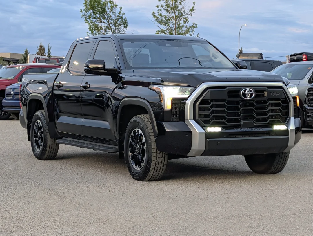Used 2024  Toyota 4X4 -Leather - Sunroof - Blind Spot - Park Assist - Lane Keep image 2