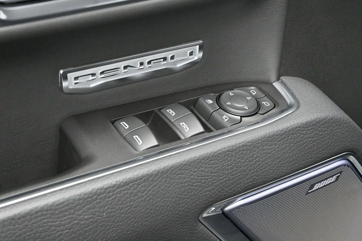 Used 2025 Onyx Black GMC Denali image 12