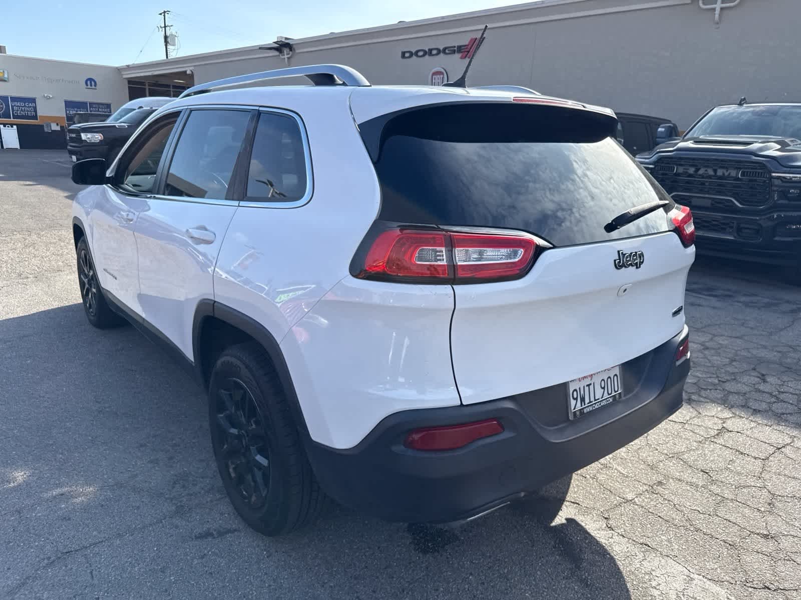 Used 2018 Bright White Clearcoat Jeep Latitude image 16