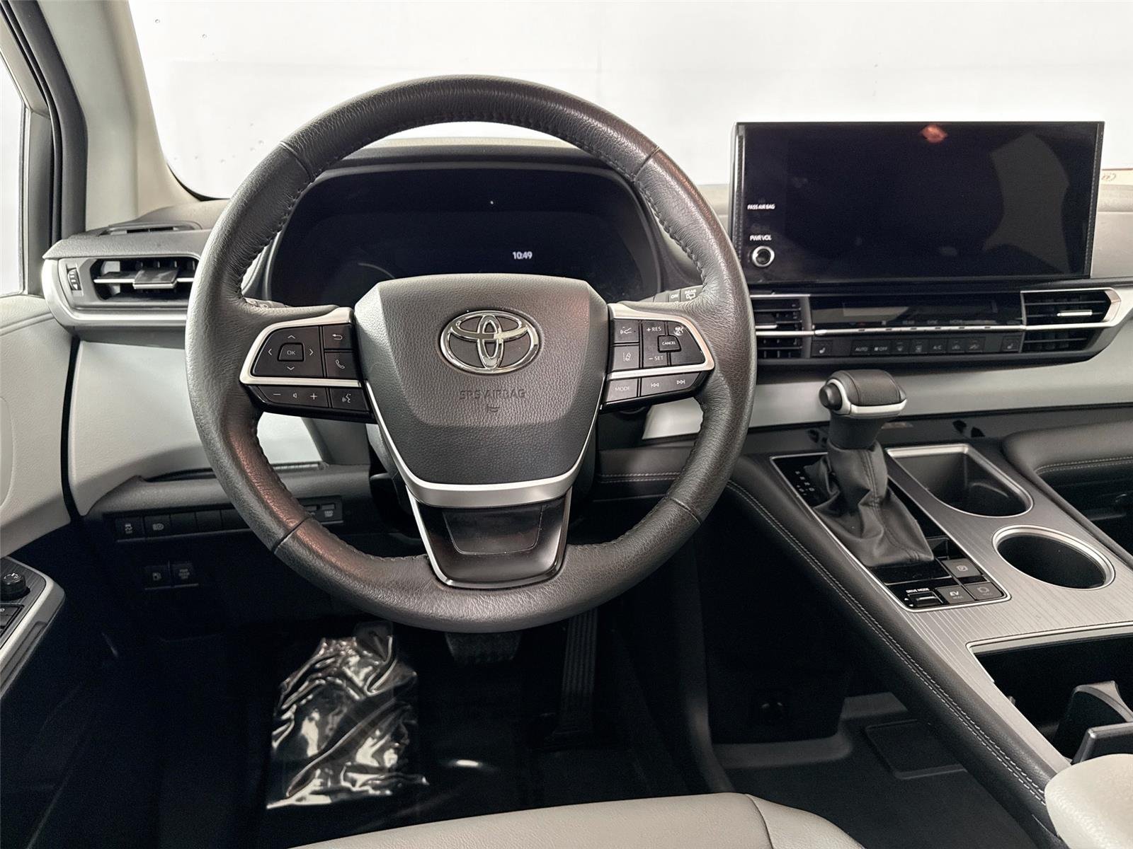 Used 2025 Wind Chill Pearl Toyota XLE 8-Passenger image 32