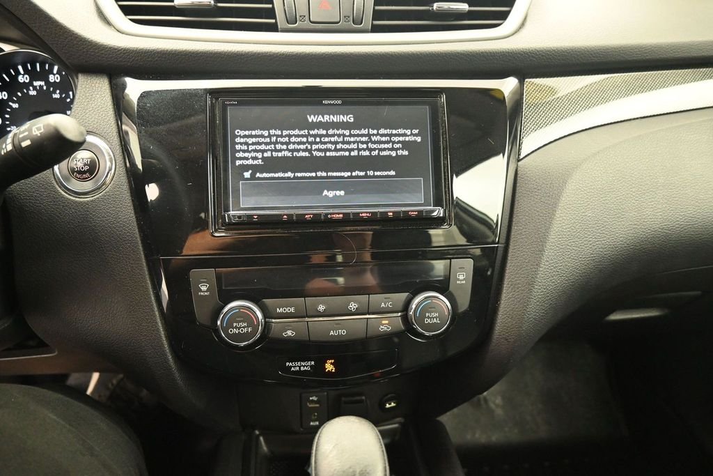 Used 2016 White Nissan SL image 19