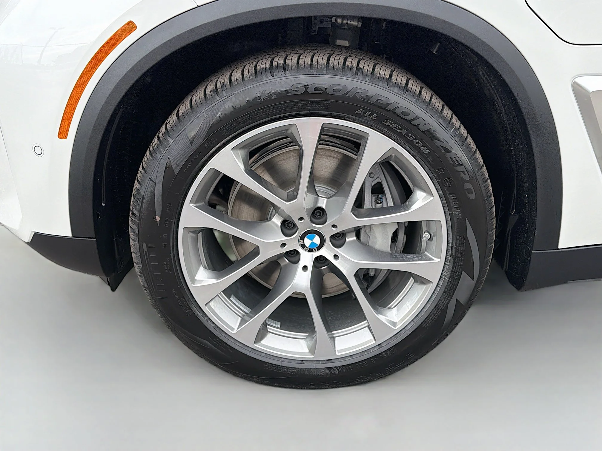 New 2026 Mineral White Metallic BMW xDrive50e image 41