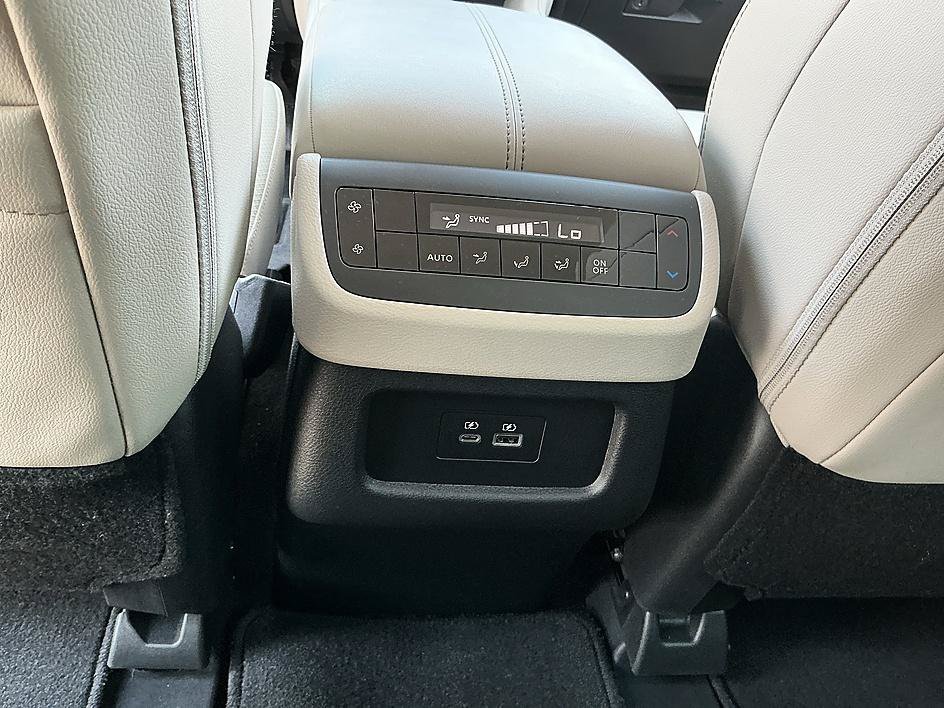 Certified Used 2025 Everest White Pearl Tricoat Nissan SL image 25