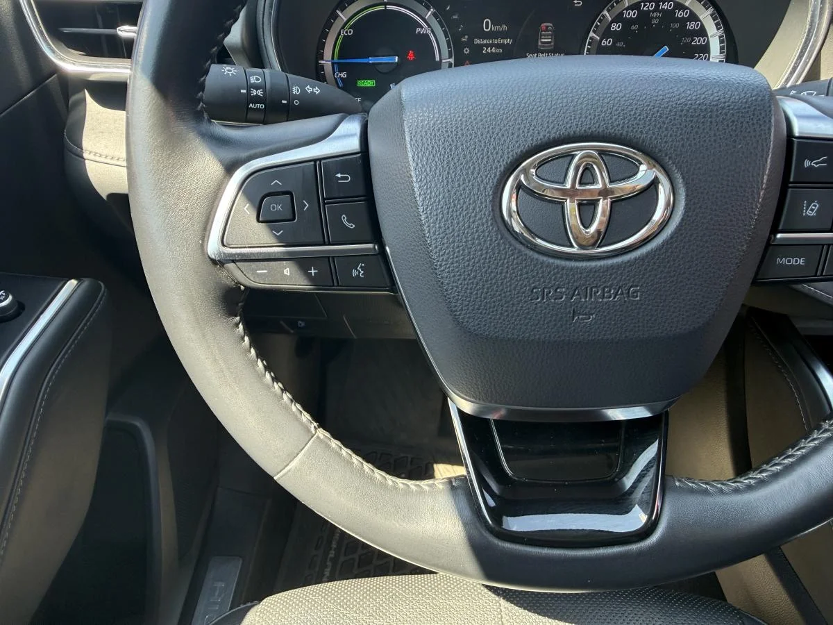 Used 2020 Black Toyota Limited Awd image 31