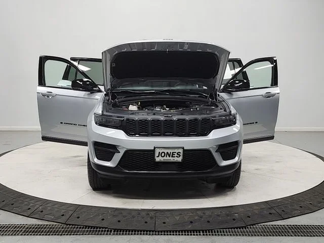 Used 2025 Silver Jeep Altitude image 10