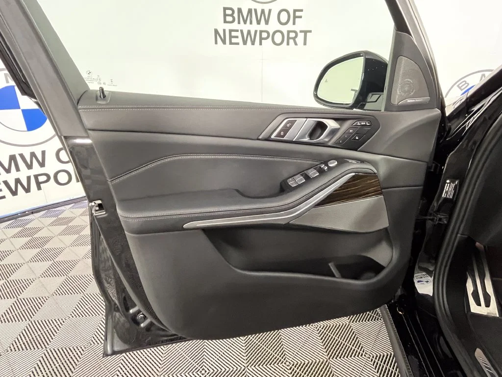 Used 2024 Black Sapphire Metallic BMW xDrive40i image 30