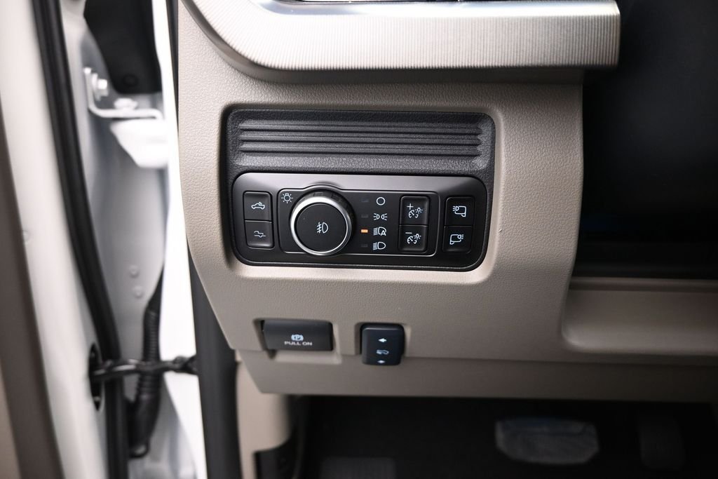 New 2026 Star White Metallic Tri-Coat Ford Platinum image 12
