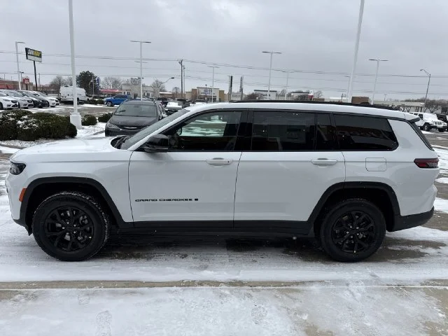 New 2026 White Jeep Altitude image 31